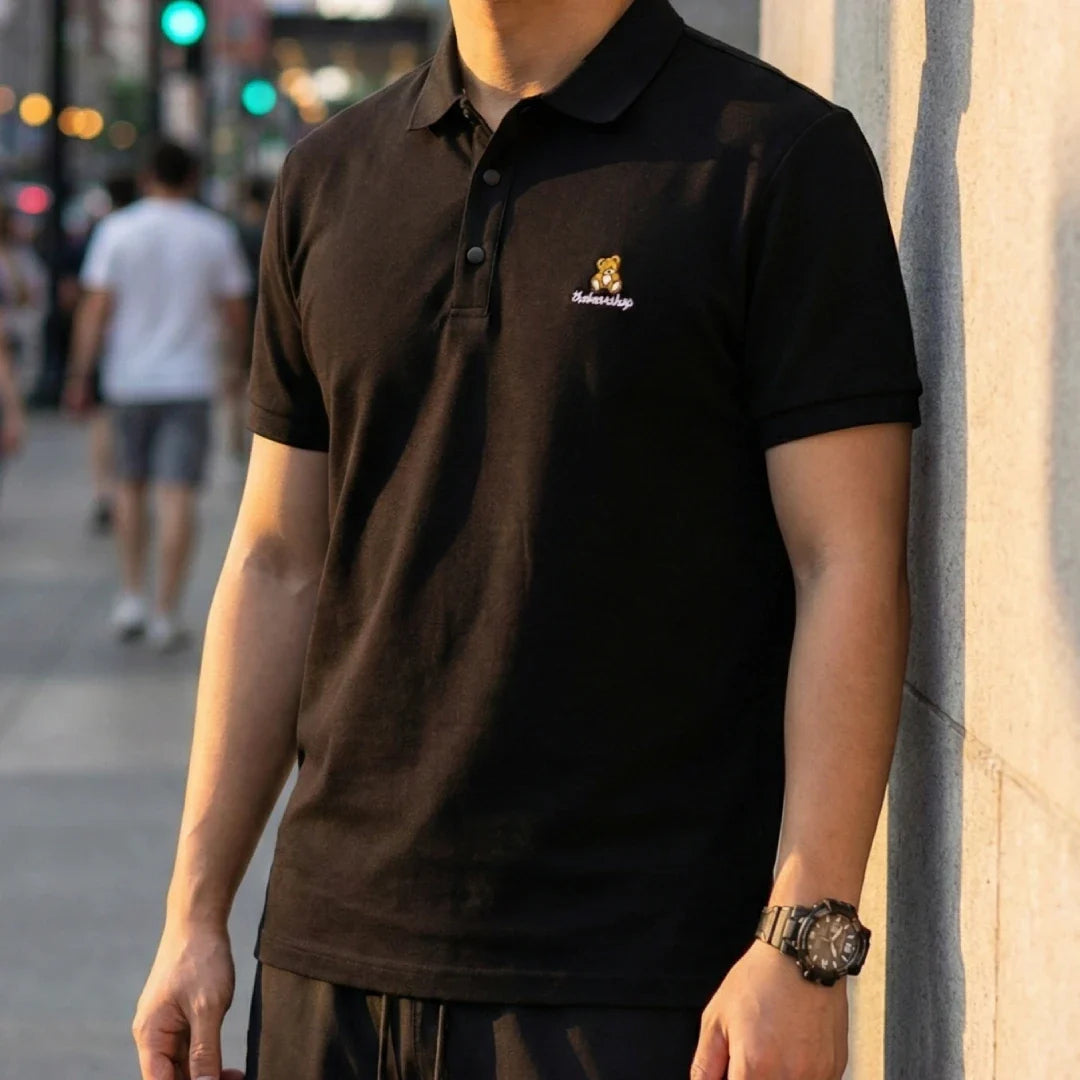 [Pague Só 3, Leve 5!] Polo Ursus Masculina em Malha Piquet (Algodão e Poliéster) com Acabamento Reforçado e Logo Bordado + 3 Bermudas e Relógio